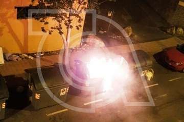 Arde un contenedor en la calle de Juan Negrín (Foto TA)